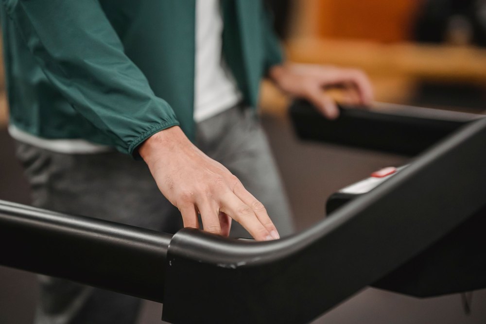 Console d'un tapis de course réglée sur une allure lente