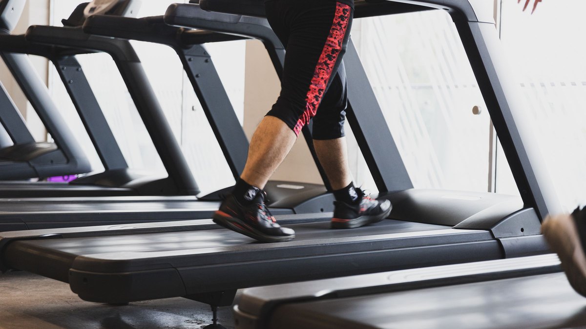 Tapis de course dans une salle, vu de trois quarts