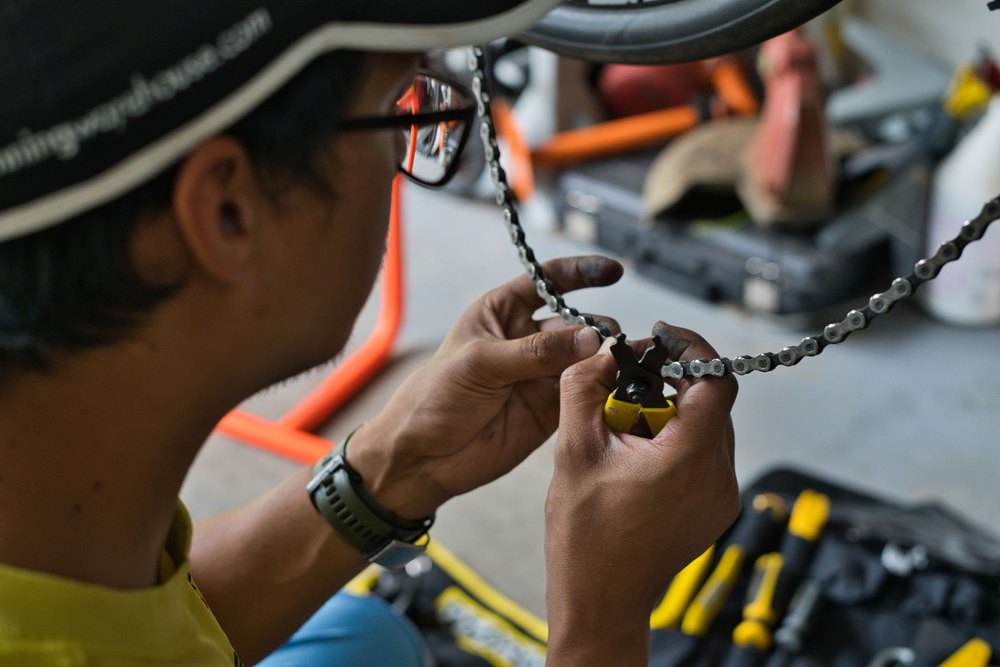 Établi d'atelier avec outils de réparation de vélo