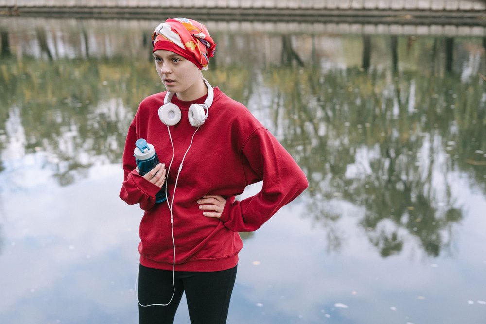 Écouteurs de sport posés à côté d'un bonnet de bain