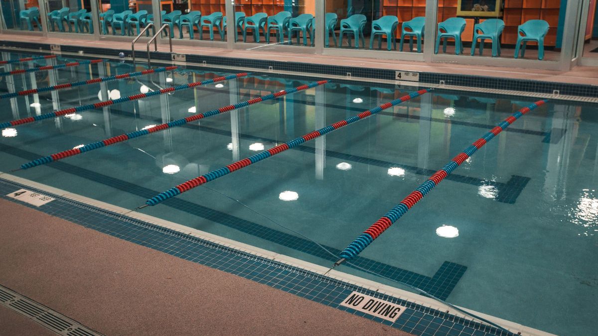 Lignes d'eau d'une piscine couverte, vues depuis le bord