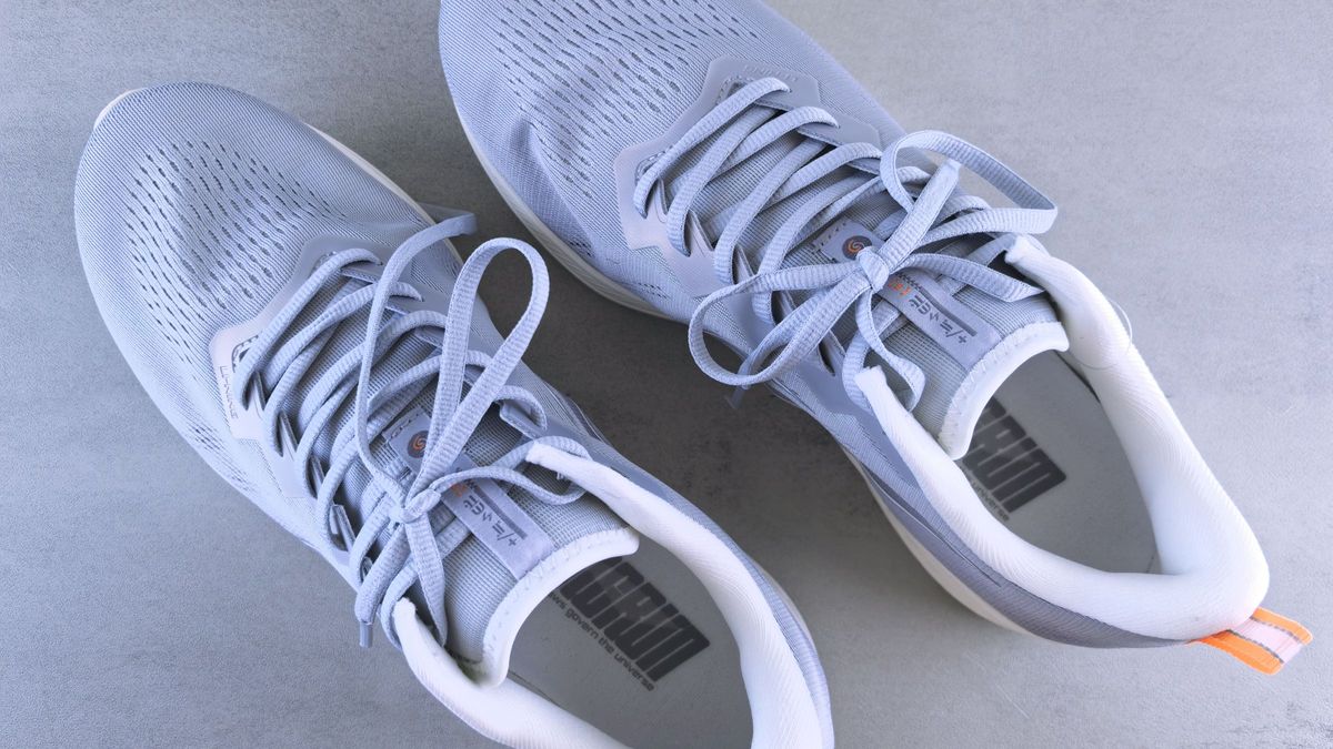 Paire de chaussures de course posée sur le sol