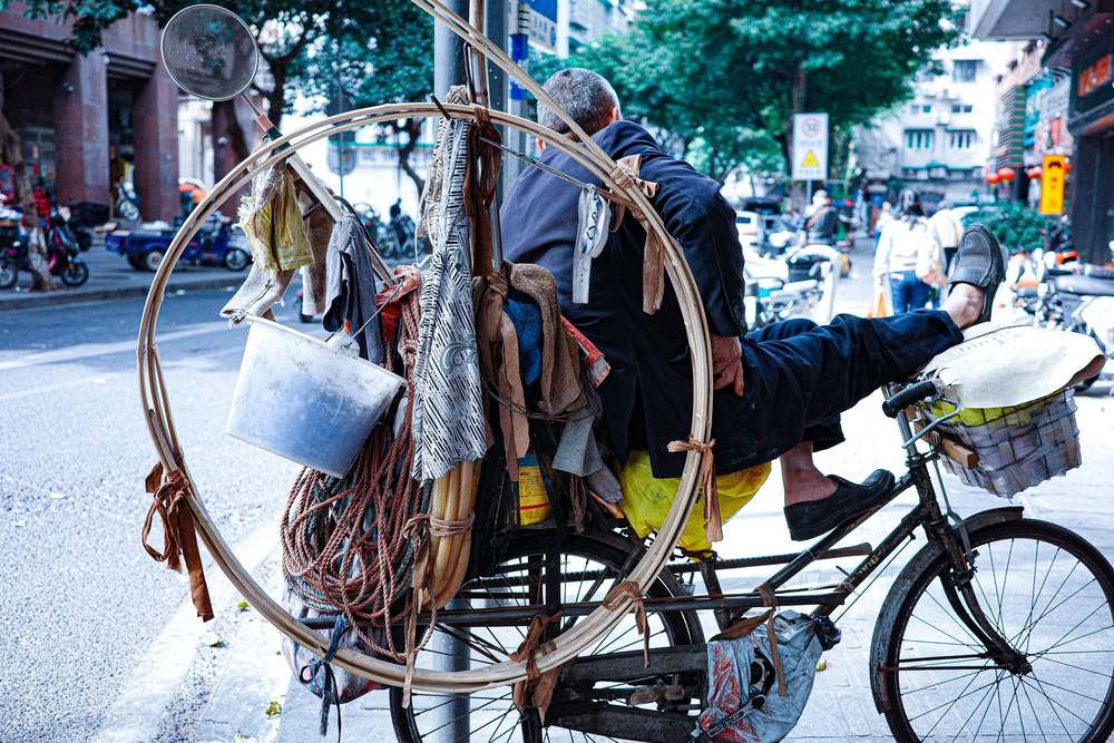 Vélos d'occasion exposés sur un marché