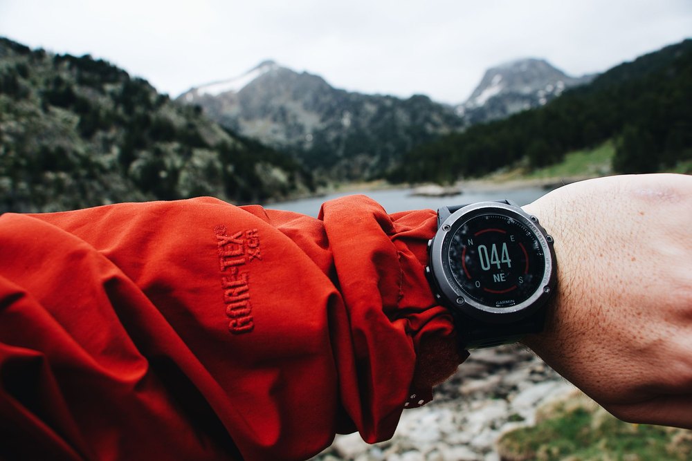 Montre GPS au poignet pendant une sortie