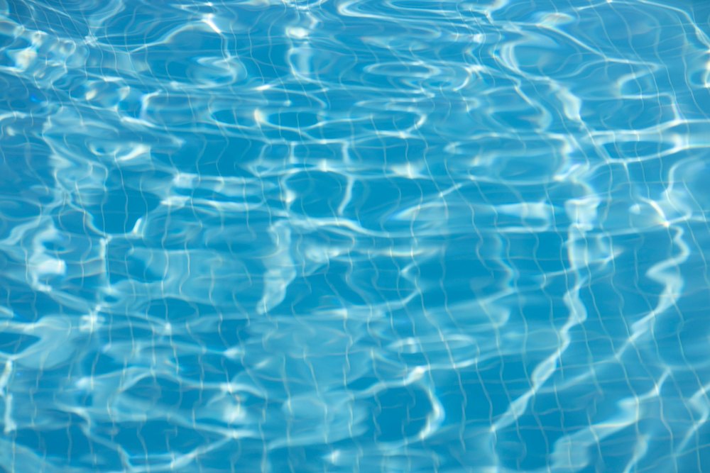 Surface de l'eau d'un bassin, juste après un passage