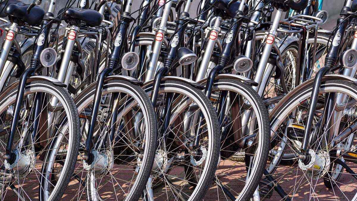 Rangée de vélos d'occasion alignés contre un mur